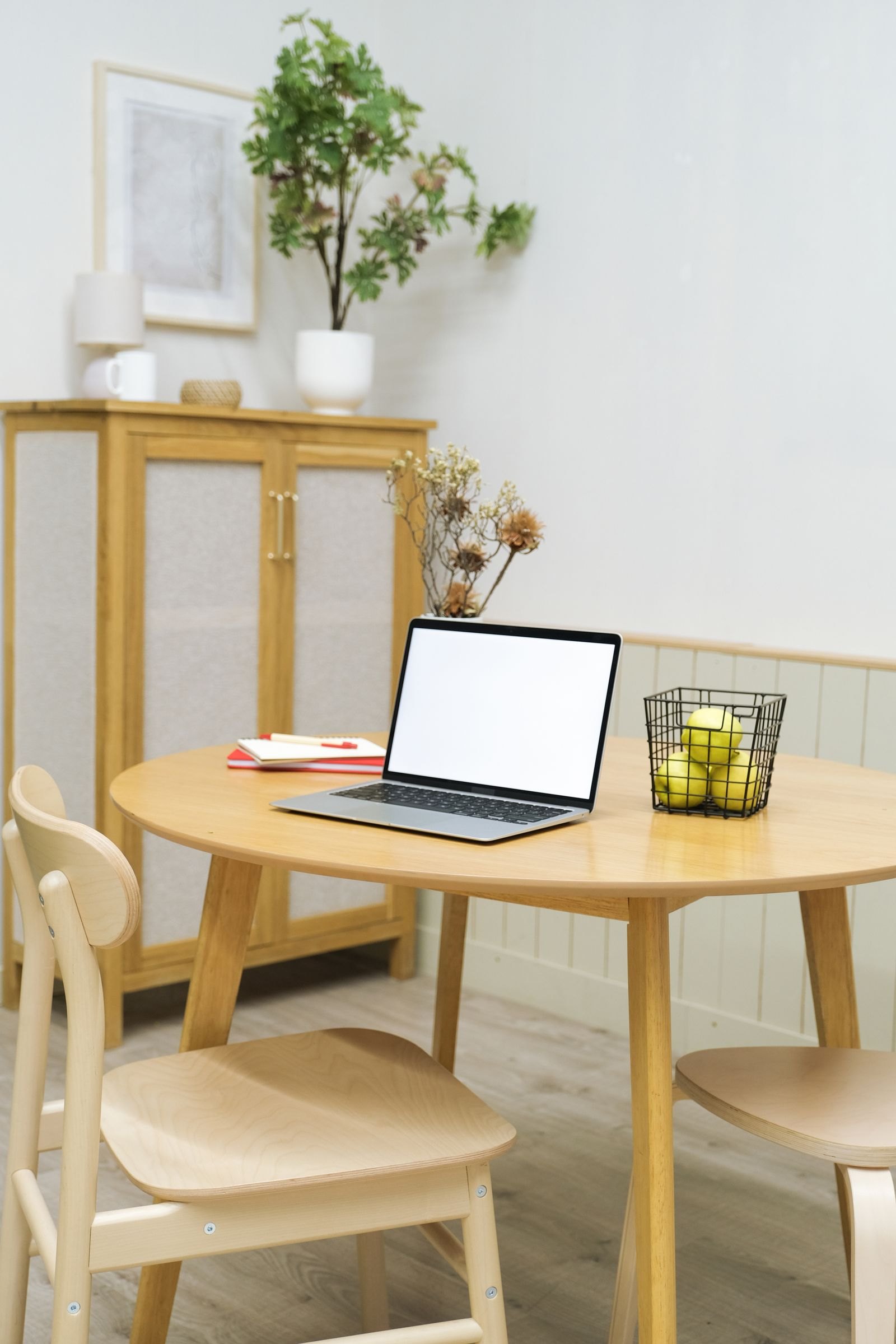 Un espace de travail lumineux, entre création et réflexion